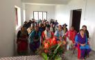 La madre y un hermano de Iñaki Ochoa de Olza visitan en Nepal un proyecto de Sos Himalaya