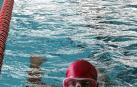 Niños del colegio Compañía de María nada en la piscina cubierta municipal de Tudela durante su clase de Educación Física