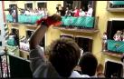 Los lanzadores del chupinazo saludan a sus compañeros de 'Motxila 21'