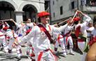 Lesaka y su bandera bailan.