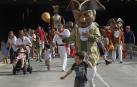El recorrido de los gigantes y cabezudos en el día de San Fermín, 7 de julio