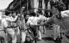 Blanco, rojo, azul o negro. Lino, seda, vaquero o cuero. Las modas vienen y van, a veces incluso vuelven, pero lo bueno nunca cambia. San Fermín se ha vestido de todas las formas imaginables, pero su esencia siempre la misma. Su esencia trasciende modas.