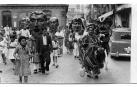 La Comparsa de  Gigantes y Cabezudos se ha convertido a lo largo de los años en uno de los símbolos de la fiesta de San Fermín. Son personajes muy queridos por los habitantes de esta ciudad, que los han visto desfilar desde siempre. Llenan las caras de los más pequeños de sonrisas e ilusión.
