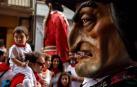 Fotos de la procesión en honor a San Fermín durante su recorrido por las calles del centro de Pamplona.
