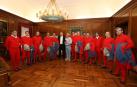 El Ayuntamiento homenajea a Ángel Yanguas, portador de San Fermín durante 44 años