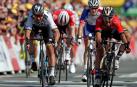 Sagan se impone en un final caótico y se enfunda el maillot amarillo