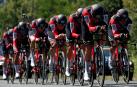 El BMC gana la crono por equipos y viste a Van Avermaet de amarillo