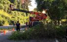 Un árbol caído ha obligado este martes por la tarde a cerrar al tráfico la cuesta de Beloso, en sentido Pamplona, según ha informado la Policía Municipal. Al lugar han acudido tanto agentes de la Policía Municipal como efectivos de Bomberos. Han realizado labores de saneo para tratar de desocupar la vía lo antes posible. Las ramas caídas ocupaban los dos carriles en dirección a Pamplona.
