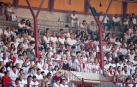 Público asistente a la Plaza de Toros de Pamplona durante la cuarta corrida de la Feria del Toro 2018.