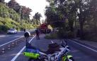 Un árbol caído ha obligado este martes por la tarde a cerrar al tráfico la cuesta de Beloso, en sentido Pamplona, según ha informado la Policía Municipal. Al lugar han acudido tanto agentes de la Policía Municipal como efectivos de Bomberos. Han realizado labores de saneo para tratar de desocupar la vía lo antes posible. Las ramas caídas ocupaban los dos carriles en dirección a Pamplona.