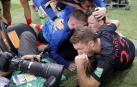 El reportero gráfico salvadoreño quedó sepultado por la piña de jugadores croatas en la celebración del 2-1 contra Inglaterra.