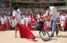 Roca Rey da en Pamplona una clase de toreo a un grupo de niños emocionados