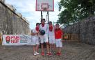 El baloncesto, el badminton, la esgrima, el golf, el tiro con arco, los paseos en piragua y en poni o el herri kirolak fueron las actividades deportivas que el Ayuntamiento de Pamplona y once federaciones deportivas organizaron por primera vez para estas fiestas de San Fermín. Los fosos de la Media Luna acogieron este espacio multideporte denominado Kirol Ari para unir salud, fiesta y juventud.