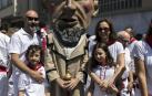 Los gigantes, kilikis y zaldikos de la Comparsa de Pamplona hicieron su aparición una vez más por las fiestas de San Fermín. Las 25 figuras de cartón piedra se dedicaron a recorrer la ciudad bailando al ritmo de la música de gaiteros y txistularis, una emocionante tradición que cautivó a vecinos y visitantes.