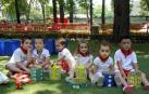 El parque Larraina de la Taconera se ha convertido un año más en la zona infantil de los Sanfermines. El programa 'Birjolastu', con nueve espacios diferentes dinamizados por una veintena de artistas repitieron protagonismo durante las fiestas. Los juegos colaborativos, sensoriales y experimentales, y los materiales reciclados como los tubos de plástico, botellas o neumáticos convertidos en juguetes, hicieron disfrutar a familias enteras.
