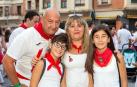 La avenida de Carlos III revive un año más por San Fermín. Como en cada ocasión, la calle se convirtió en uno de los espacios espontáneos más concurridos de la fiesta. Las familias pudieron disfrutar de las artes escénicas, los equilibristas, las figuras gigantes y los artistas callejeros, creando junto a ellos un ambiente inigualable en el que no pasaron desapercibidos los atractivos del programa oficial ni para mayores y ni para pequeños.