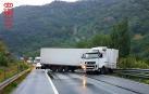La A-15, cortada sentido norte en Latasa por un camión que hace la "tijera"
