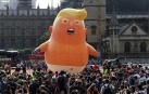 El globo del "bebé Trump" en pañales se alza frente al Parlamento de Londres