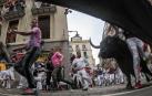 En el séptimo encierro de los Sanfermines 2018 los Jandilla han sembrado el terror. En imágenes, un mozo es aplastado por uno de los toros contra el vallado en la curva de Mercaderes.