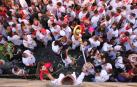 Una moza ataviada de San Fermín se ha encaramado a la hornacina para dirigir los últimos ruegos al Santo en el particular encierro del 15 de julio