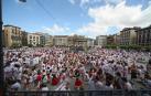 La Plaza Consistorial ha comenzado a llenarse hacia las 9 de la mañana de gente que esperaba a las 12 horas a que estallase la fiesta