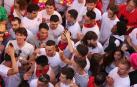 Una moza ataviada de San Fermín se ha encaramado a la hornacina para dirigir los últimos ruegos al Santo en el particular encierro del 15 de julio