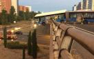 Un bus lanzadera del Mad Cool sin pasajeros queda suspendido de un puente