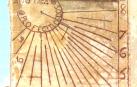 Un reloj de sol con firma de arquitecto