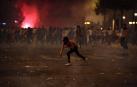 La Policía francesa utilizó gases lacrimógenos y cañones de agua para dispersar a la multitud que protagonizó disturbios den el centro de París tras ganar el Mundial de Rusia 2018.
