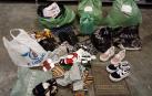 Hallan 23 bolsas con ropa y complementos en Mendillorri