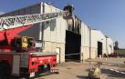 Un incendio calcina una nave industrial y material agrícola en Artajona