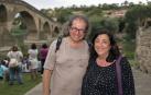 Peregrinos, peregrinas y familias pudieron profundizar el viernes pasado en el arte y las leyendas de la ruta jacobea desde la visión de la cuentacuentos Inés Bengoa. Caracterizada como una peregrina medieval, dio la bienvenida a los asistentes en la puerta principal de la iglesia de San Pedro y les invitó a pasar a su interior, donde les descubrió muchas de las historias del Camino de Santiago.