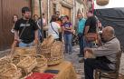 Imagen del mercado, público y artesanía presentes durante la Semana Medieval de Estella