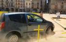 Un coche arrolla cruces amarillas por los presos en la plaza de Vic