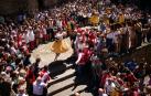 Ocho 'peonzas humanas' cumplen un rito del s.XVII de bailar sobre zancos en Rioja