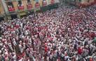 La Plaza Consistorial ha comenzado a llenarse hacia las 9 de la mañana de gente que esperaba a las 12 horas a que estallase la fiesta