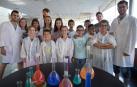75 niños “experimentan” química y diversión en un campamento en la UN