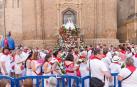 Miles de personas agasajan a Santa Ana en la ofrenda floral