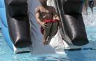 Fotos de los hinchables en la piscina por el Día de los niños y jóvenes en las fiestas de Elizondo (26 de julio)
