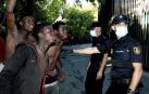 22 agentes heridos, algunos por cal viva, en un asalto a la valla de Ceuta