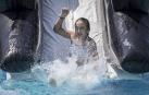 Fotos de los hinchables en la piscina por el Día de los niños y jóvenes en las fiestas de Elizondo (26 de julio)