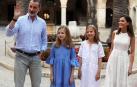 Los Reyes posan con sus hijas en Mallorca, esta vez en el Palacio de la Almudaina