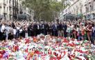 Los Reyes en La Rambla de Barcelona donde han rendido esta tarde un homenaje a las víctimas de los atentados de Barcelona y Cambrils (Tarragona) con una ofrenda floral ante el mosaico en el suelo de Joan Miró. También visitaron a los hospitlizados.