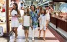 La Reina Letizia y sus hijas, la princesa Leonor y la infanta Sofía, y la reina emérita, doña Sofía, han salido hoy juntas a dar un paseo y visitar el mercado de abastos L'Olivar, situado en el centro de la ciudad de Palma.