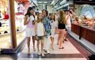 La Reina Letizia y sus hijas, la princesa Leonor y la infanta Sofía, y la reina emérita, doña Sofía, han salido hoy juntas a dar un paseo y visitar el mercado de abastos L'Olivar, situado en el centro de la ciudad de Palma.