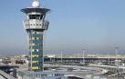 El aeropuerto de Orly de Paris ha sido evacuado esta mañana después de que un hombre fuese abatido por varios agentes de seguridad por arrebatar al arma a un soldado.