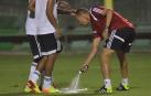 Un &aacute;rbitro de la FIFA prueba el spray para las faltas