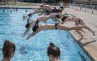 El calor no llena el bar en las piscinas de Pamplona