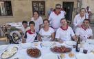 Después de las vaquillas, los estelleses se sientan a almorzar