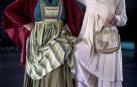 Son madre e hija, de Etxauri, de 58 y 20 años. Les separan más de tres décadas de experiencia, pero les une entender el teatro como su manera de vivir. “Es para lo que existo”, dice Asun. “Es mi sitio”, añade Ane.
